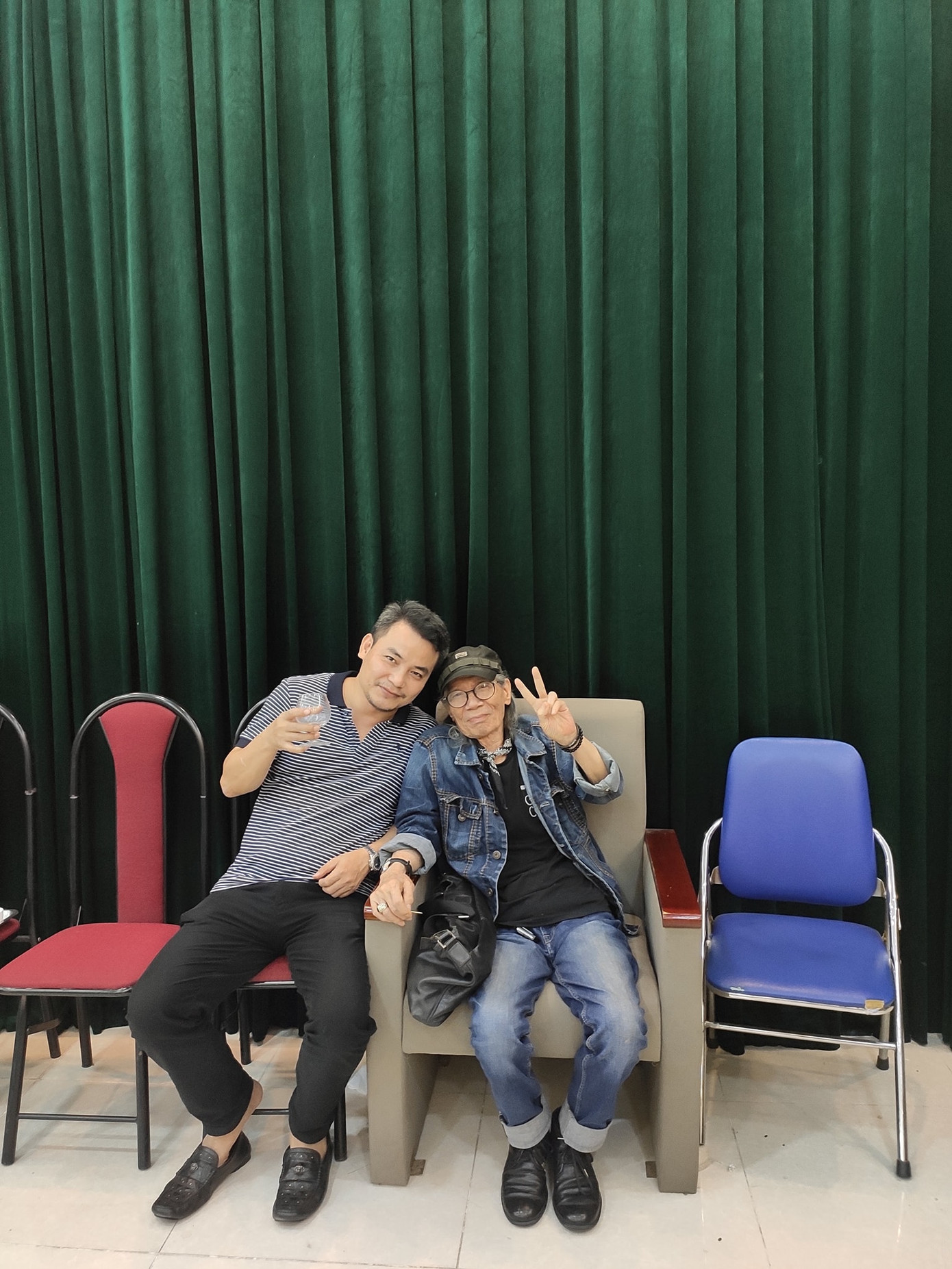 Hai thầy trò NSƯT Trịnh Mai Nguyên (trái) và NSND Doãn Hoàng Giang (phải). Ảnh: NVCC.