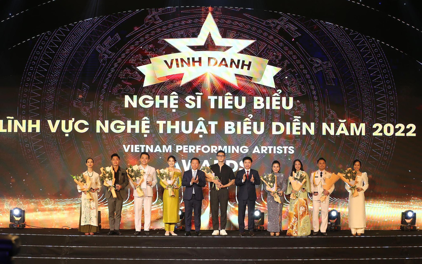 Phó Trưởng Ban Tuyên giáo Trung ương Trần Thanh Lâm và Phó Bí thư Tỉnh ủy - Chủ tịch Ủy ban nhân dân tỉnh Hà Nam Trương Quốc Huy trao giải cho các nghệ sĩ tiêu biểu của Liên hoan ca múa nhạc toàn quốc đợt 2 - 2021. Phó Trưởng Ban Tuyên giáo Trung ương Trần Thanh Lâm và Phó Bí thư Tỉnh ủy - Chủ tịch Ủy ban nhân dân tỉnh Hà Nam Trương Quốc Huy trao giải cho các nghệ sĩ tiêu biểu của Liên hoan ca múa nhạc toàn quốc đợt 2 - 2021.