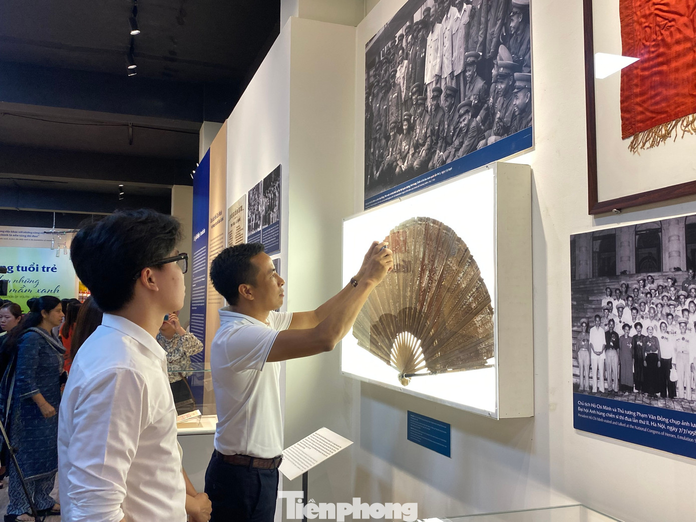 Chiếc quạt giấy do Chủ tịch Hồ Chí Minh tặng ông Hoàng Đạo Thuý - Tổng Bí thư Ban vận động Thi đua Ái quốc Trung ương năm 1948.