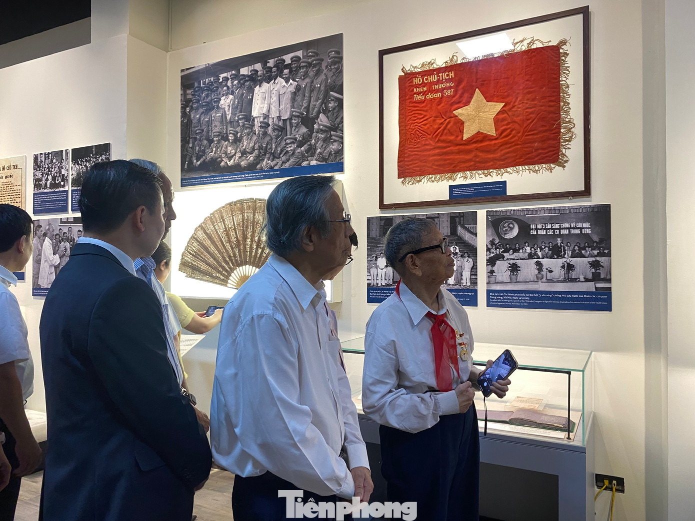 Trưng bày chuyên đề Thi đua ái quốc - Ươm những mầm xanh bao gồm 3 phần: Chủ tịch Hồ Chí Minh với phong trào Thi đua ái quốc, Thi đua yêu nước - Yêu nước thì phải thi đua, Khát vọng tuổi trẻ - Ươm những mầm xanh.