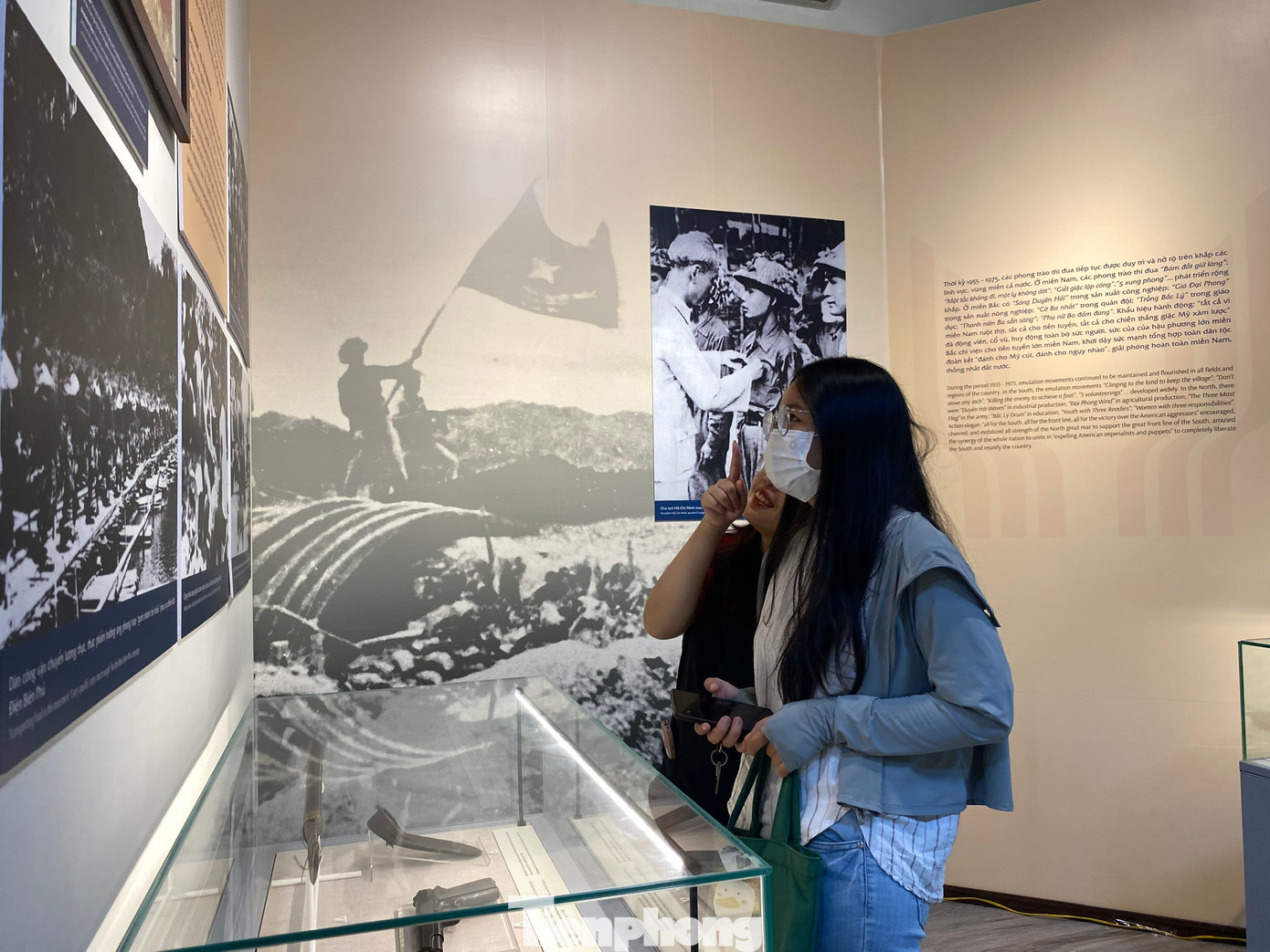 Những hình ảnh về thanh, thiếu niên cả nước đóng góp tích cực trong phong trào thi đua yêu nước, các hiện vật về phong trào bảo vệ môi trường… được giới thiệu trong phần trưng bày Khát vọng tuổi trẻ - Ươm những mầm xanh.