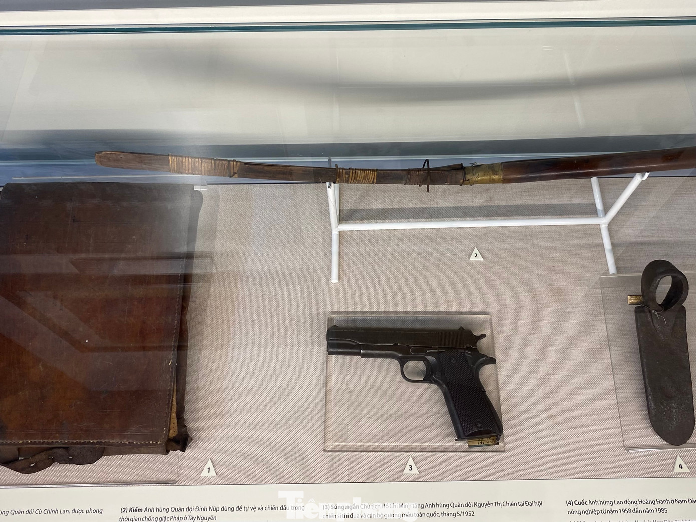 Chủ tịch Hồ Chí Minh với phong trào Thi đua ái quốc giới thiệu đến người xem nhiều hình ảnh Chủ tịch Hồ Chí Minh tham dự các Đại hội thi đua yêu nước, các văn bản, thư, bút tích của Bác với các cấp các ngành, các tầng lớp nhân dân phong trào thi đua ái quốc…