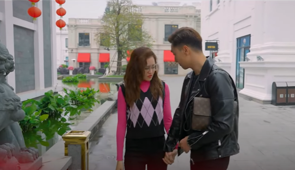 Quy (Mạnh Trường) muốn công khai yêu Ly với nhân viên nhà hàng. Ảnh: CMH.