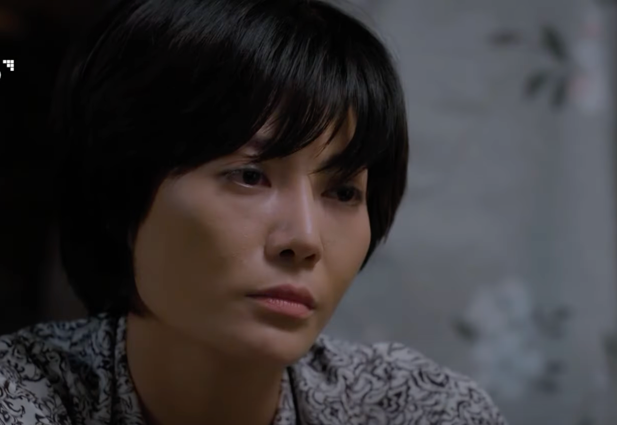 Luyến (Thanh Hương) diễn kịch, trộn thuốc chuột vào cơm hòng đuổi Bát (Tuấn Anh) về quê. Ảnh: CMH.