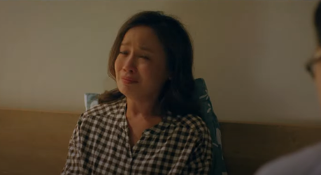 Bà Phượng (Tú Oanh) đau xót vì con gái bị nhục mạ. Ảnh: CMH. Bà Phượng (Tú Oanh) đau xót vì con gái bị nhục mạ. Ảnh: CMH.