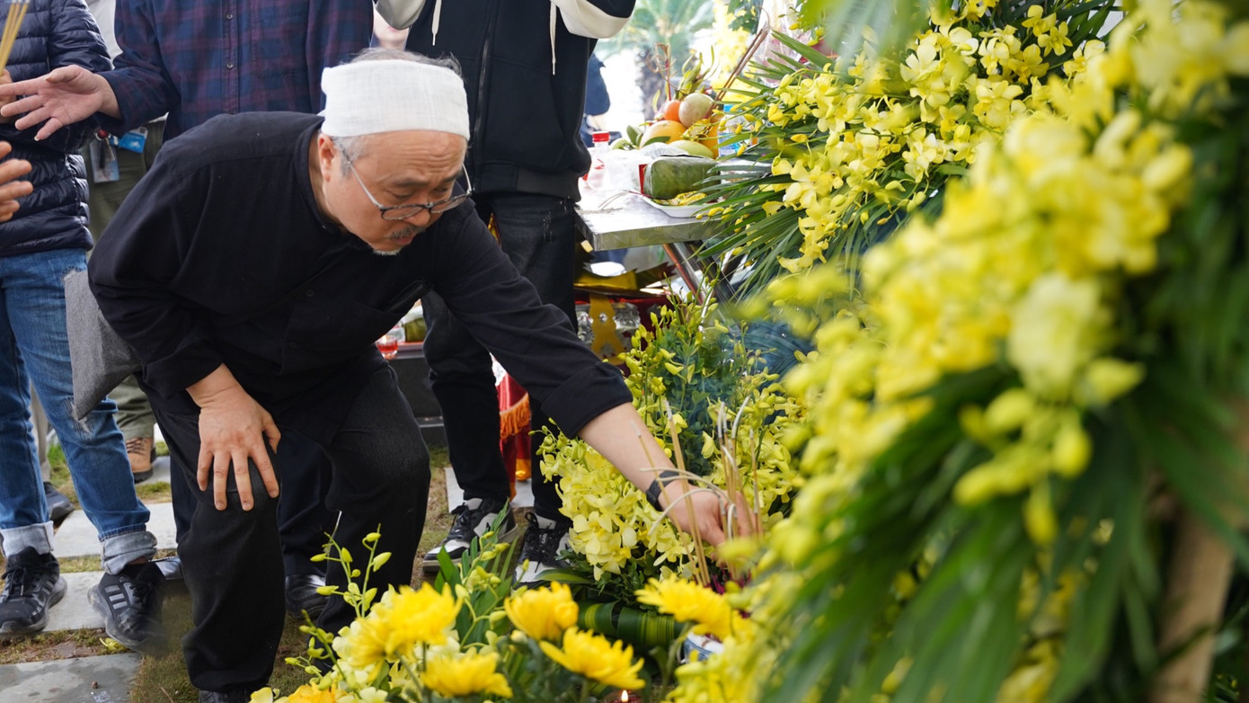 Vài năm gần đây, nghệ sĩ Đặng Thái Sơn về nước nhiều hơn để được gần má Liên. Tết Nguyên đán năm 2022, ông đã có kỳ nghỉ dài bên bà và gia đình. Tại lễ tang, NSND Đặng Thái Sơn tiễn biệt mẹ bằng giai điệu Chopin theo di nguyện của bà. Ảnh: XUÂN QUỲNH.