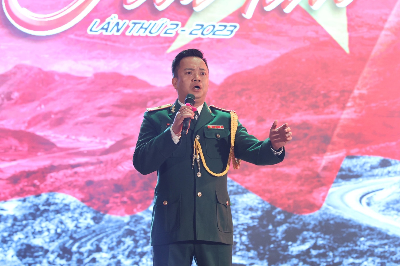 Thiếu tá, ca sĩ Trịnh Phương lãnh trách nhiệm hát ca khúc chủ đề Bước chân trên dải Trường Sơn (nhạc sĩ Vũ Trọng Hối). Giọng ca đẹp của anh còn khiến khán phòng lặng đi khi khép lại chương trình với Tổ quốc gọi tên mình. Trịnh Phương từng giành giải Nhất tiếng hát Army Games 2020 dòng thính phòng.