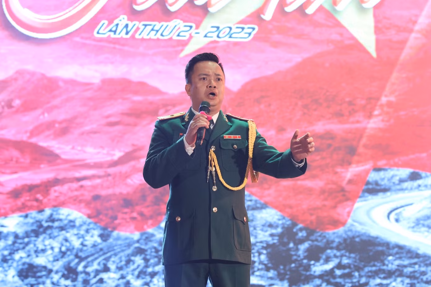 Thiếu tá, ca sĩ Trịnh Phương lãnh trách nhiệm hát ca khúc chủ đề Bước chân trên dải Trường Sơn (nhạc sĩ Vũ Trọng Hối). Giọng ca đẹp của anh còn khiến khán phòng lặng đi khi khép lại chương trình với Tổ quốc gọi tên mình. Trịnh Phương từng giành giải Nhất tiếng hát Army Games 2020 dòng thính phòng.