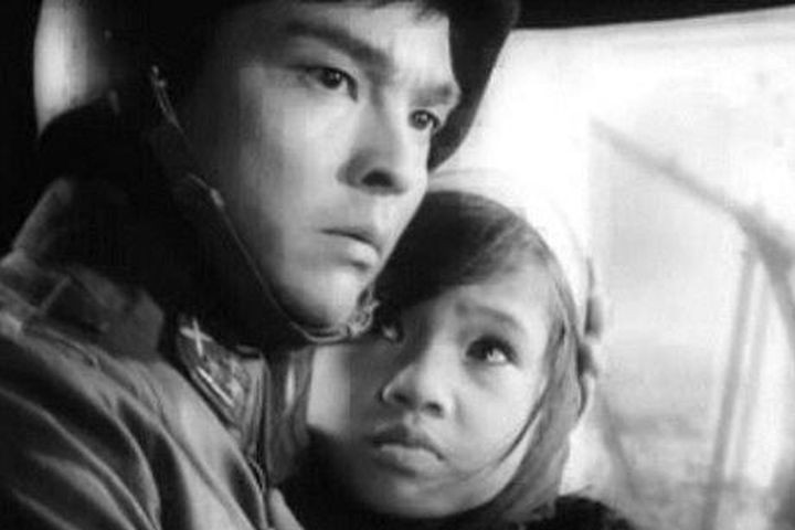 Bộ phim Em bé Hà Nội - bộ phim nổi tiếng của NSND, đạo diễn Hải Ninh, một trong những tác phẩm kinh điển của Hãng phim truyện Việt Nam. Bộ phim Em bé Hà Nội - bộ phim nổi tiếng của NSND, đạo diễn Hải Ninh, một trong những tác phẩm kinh điển của Hãng phim truyện Việt Nam.