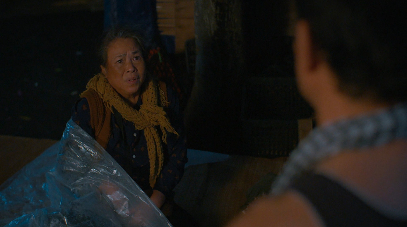 Lưu (NSƯT Hoàng Hải) thương bà Tình nên đã cho bà ngủ nhờ ở phòng trọ của mình. Ảnh: CMH. Lưu (NSƯT Hoàng Hải) thương bà Tình nên đã cho bà ngủ nhờ ở phòng trọ của mình. Ảnh: CMH.