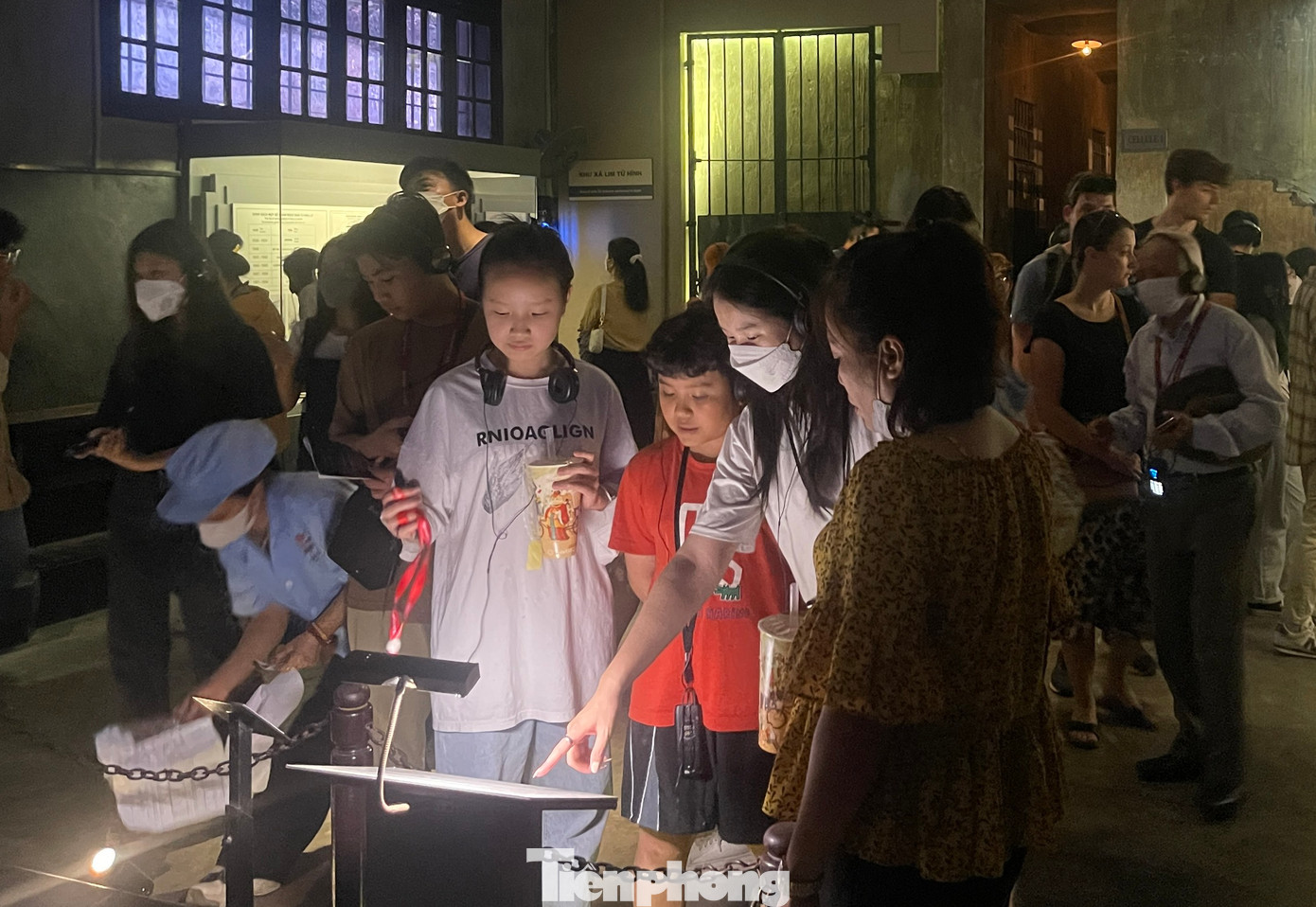 Các bạn trẻ dành thời gian tham quan di tích Nhà tù Hỏa Lò với mong muốn ôn lại kiến thức lịch sử hào hùng của dân tộc. "Dù đã học lịch sử nhưng khi nhìn những hình ảnh, di vật, em cảm thấy vô cùng tự hào, ngưỡng mộ và biết được ông cha ta, những chiến sĩ cách mạng vĩ đại", Nguyễn Tiến Dũng, sinh viên năm cuối Đại học Kinh tế Quốc dân cho biết.