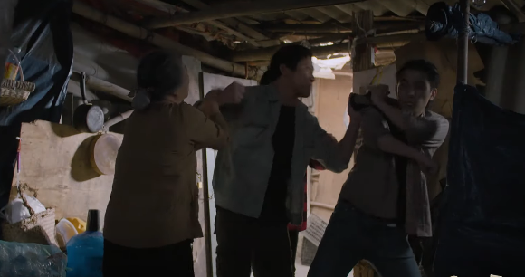 Thái độ láo lếu của Bát khiến Lưu (NSƯT Hoàng Hải) tức điên. Ảnh: CMH.