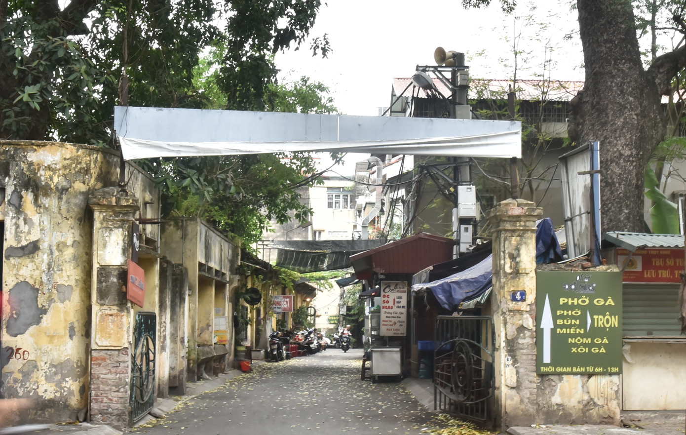 Lối vào trụ sở Hãng phim truyện Việt Nam (4 Thụy Khuê). Lối vào trụ sở Hãng phim truyện Việt Nam (4 Thụy Khuê).