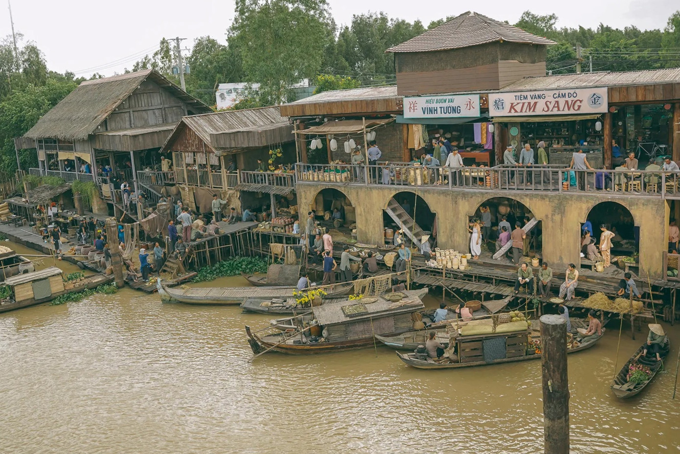 Đất rừng phương Nam lấy cảm hứng từ tiểu thuyết cùng tên của nhà văn Đoàn Giỏi và tác phẩm truyền hình nổi tiếng Đất phương Nam, sản xuất năm 1997 của đạo diễn Nguyễn Vinh Sơn. Đất rừng phương Nam lấy cảm hứng từ tiểu thuyết cùng tên của nhà văn Đoàn Giỏi và tác phẩm truyền hình nổi tiếng Đất phương Nam, sản xuất năm 1997 của đạo diễn Nguyễn Vinh Sơn.