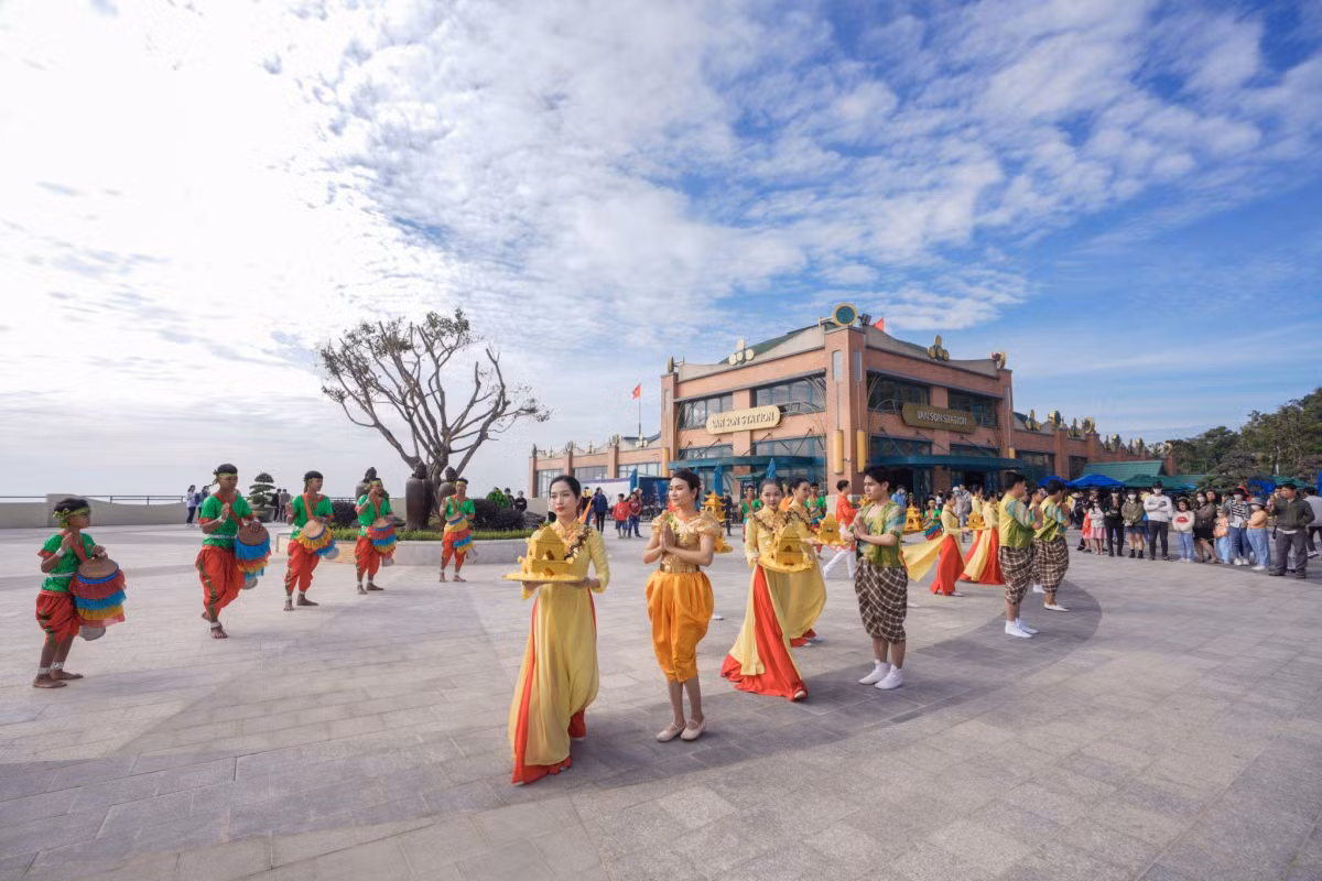 Các chương trình nghệ thuật đặc sắc sẽ diễn ra tại núi Bà Đen suốt tháng Giêng. Các chương trình nghệ thuật đặc sắc sẽ diễn ra tại núi Bà Đen suốt tháng Giêng.