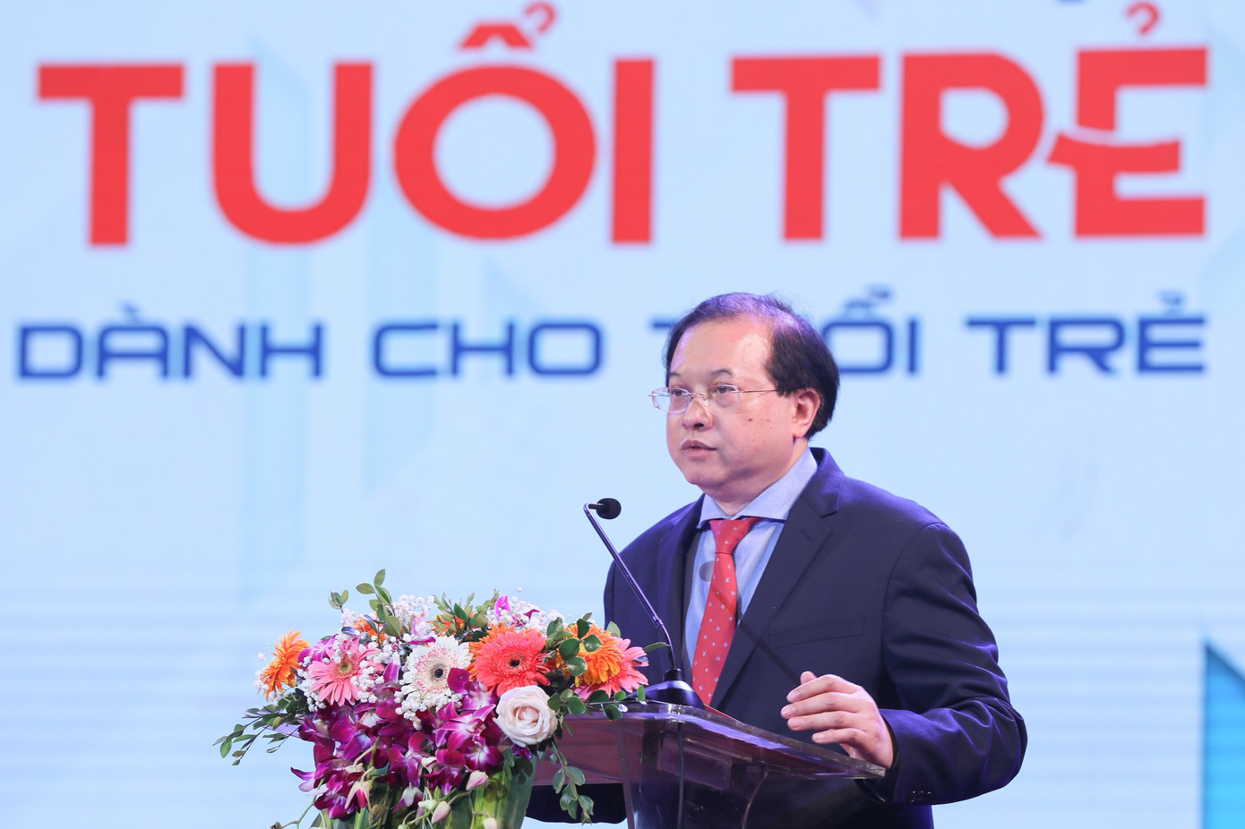 Thứ trưởng Bộ VHTTDL Tạ Quang Đông biểu dương sự cố gắng, nỗ lực của các thế hệ lãnh đạo, cán bộ công nhân viên trong quá trình xây dựng và phát triển Nhà hát Tuổi trẻ. Ảnh: QUANG VINH.