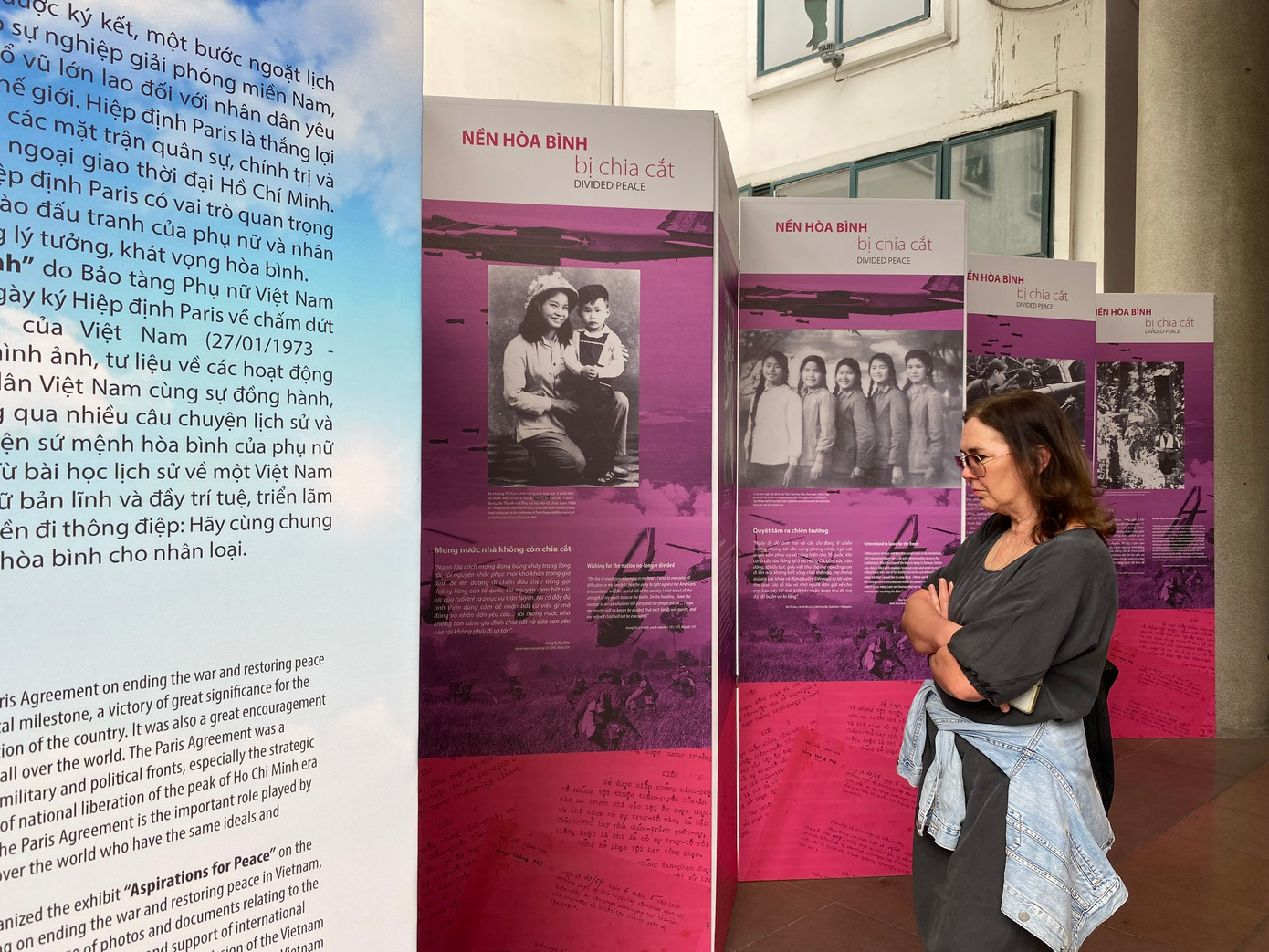 Triển lãm thể hiện khao khát hòa bình cho đất nước, cho dân tộc thông qua những hình ảnh, tư liệu về các hoạt động đấu tranh vì hòa bình của nhân dân Việt Nam. Hành trình tiếp nối thực hiện sứ mệnh hòa bình của phụ nữ Việt Nam cũng được minh họa sinh động qua những hiện vật tại triển lãm. Triển lãm thể hiện khao khát hòa bình cho đất nước, cho dân tộc thông qua những hình ảnh, tư liệu về các hoạt động đấu tranh vì hòa bình của nhân dân Việt Nam. Hành trình tiếp nối thực hiện sứ mệnh hòa bình của phụ nữ Việt Nam cũng được minh họa sinh động qua những hiện vật tại triển lãm.