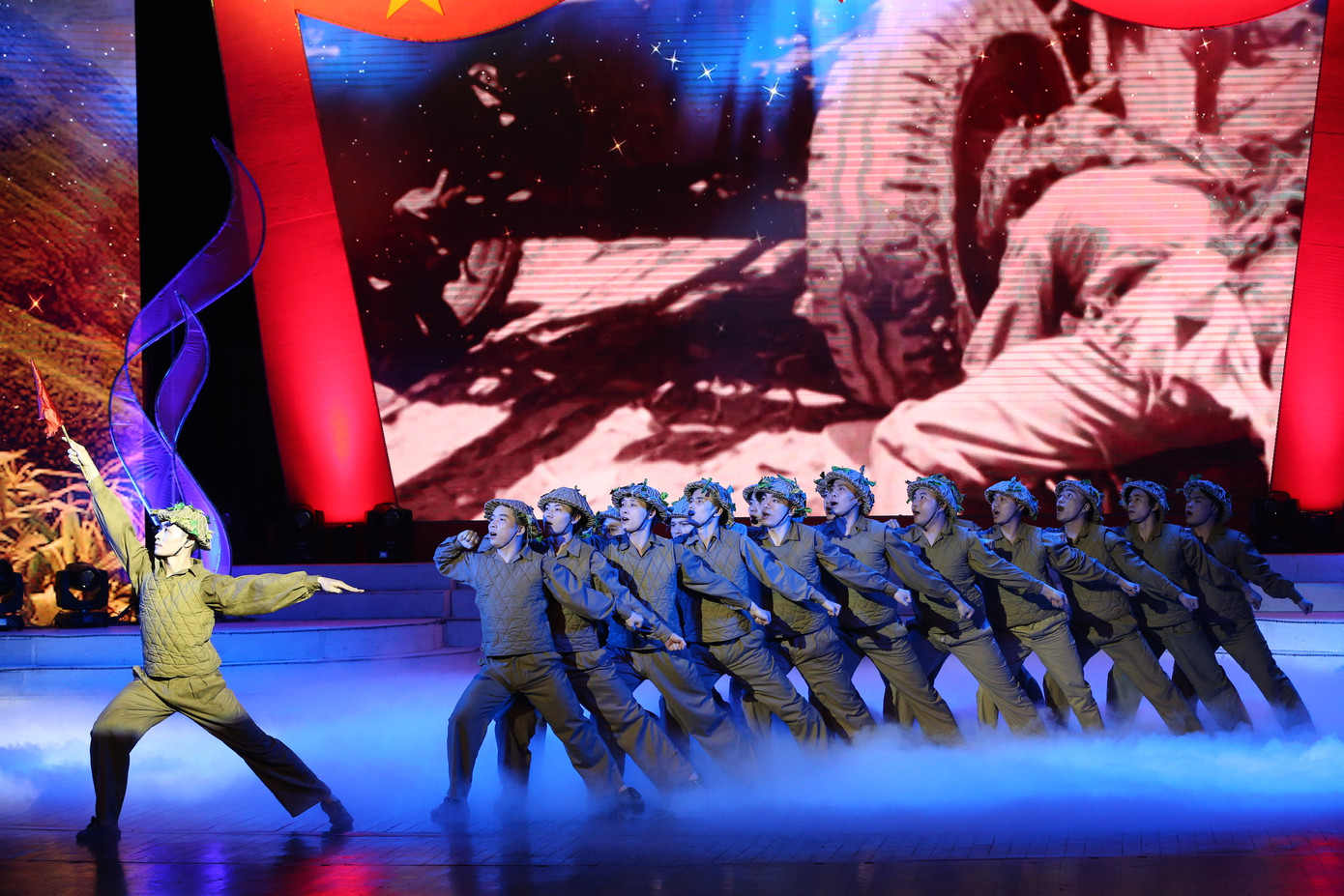 Các nghệ sĩ tham gia chương trình tái hiện, khẳng định những dấu ấn lịch sử và sức lan tỏa của Đề cương về Văn hóa Việt Nam trong suốt chặng đường 80 năm qua. Ảnh: NHẬT MINH.