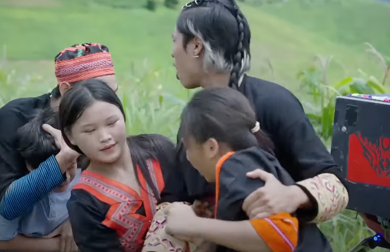 Tục bắt vợ được phát sóng ngay những tập đầu tiên của phim Cuộc chiến không giới tuyến.