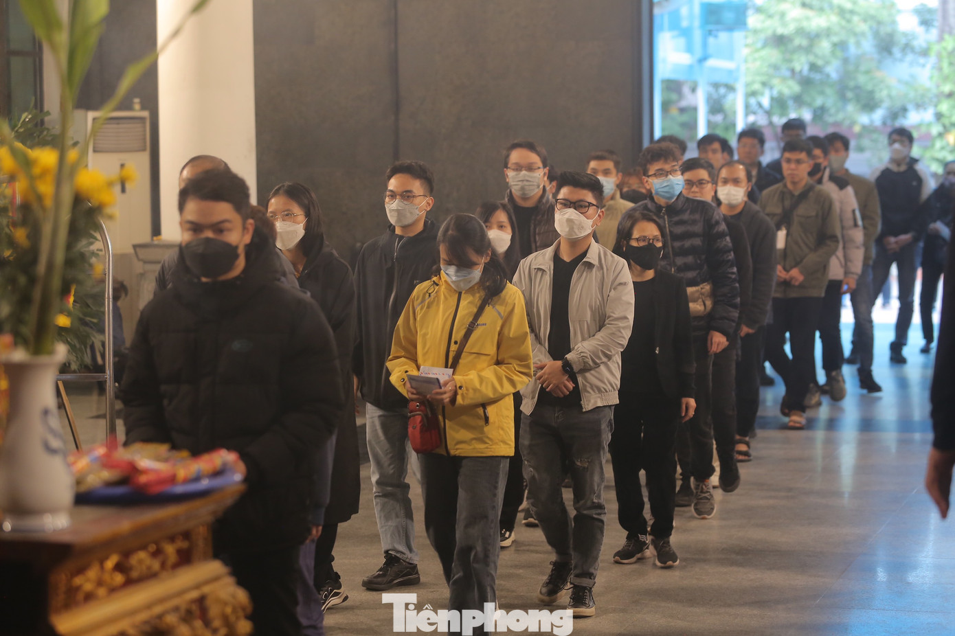 Khi mới 15 tuổi, NSƯT Văn Vượng tự mày mò sáng tác bài Hoàng hôn trên sông và cũng là lần đầu tiên ông biểu diễn Trống cơm trên sân khấu. Từ đó, ông càng quyết tâm trau dồi kiến thức âm nhạc. Cơ duyên dẫn dắt ông gặp gỡ các nhạc sĩ nổi tiếng như Tạ Tấn, Văn Cao... và được họ tận tình chia sẻ kiến thức âm nhạc. Ảnh: DUY PHẠM.