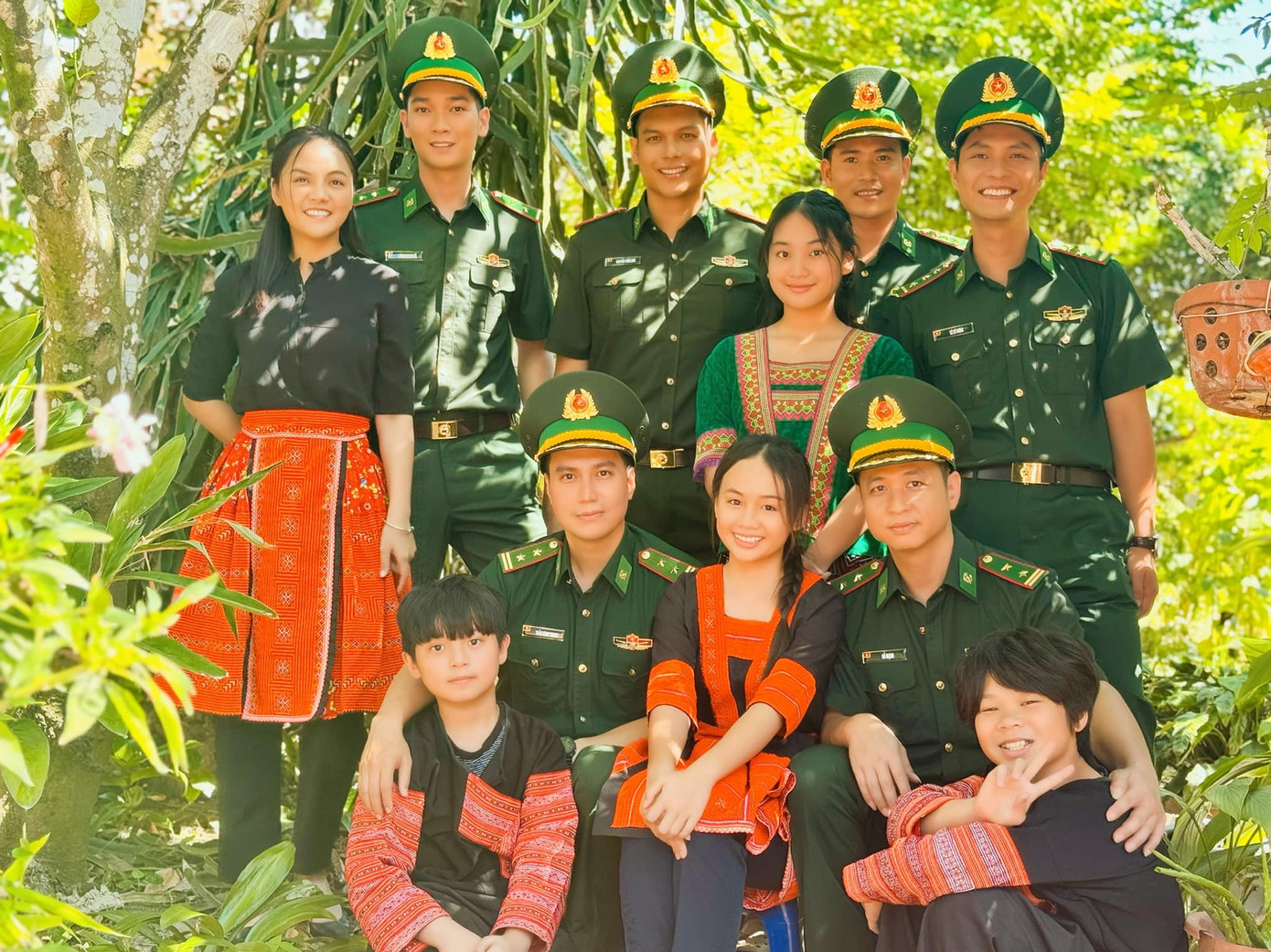 Diễn viên Việt Anh và dàn diễn viên phim Cuộc chiến không giới tuyến.