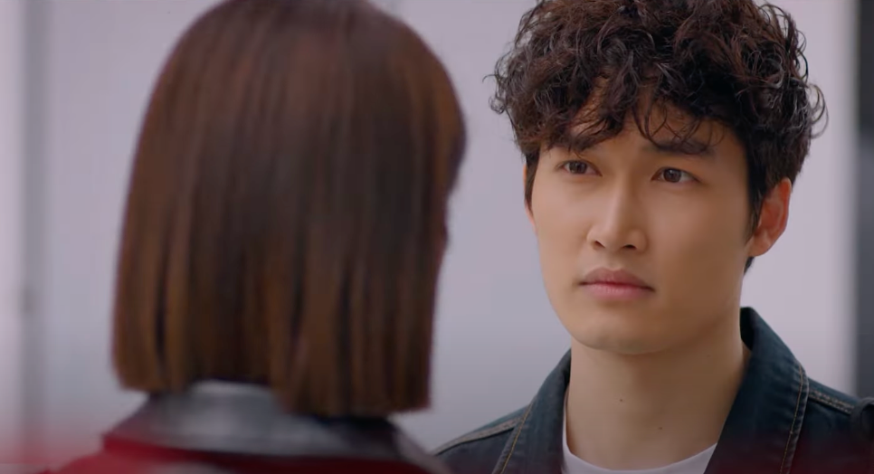 Linh (Trình Mỹ Duyên) mỉa mai cách nhìn người của Tú (Đình Tú). Ảnh: CMH.