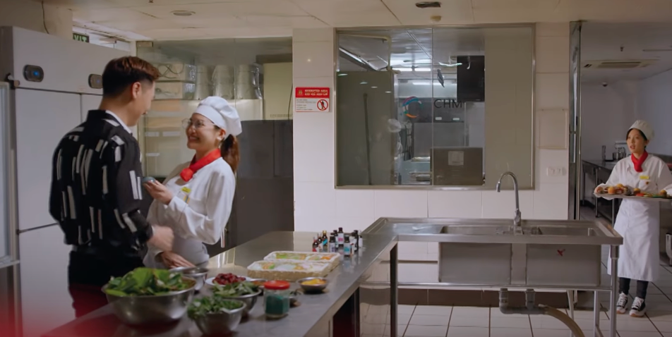 Tình cảm của Ly (Thùy Anh) và sếp Quy (Mạnh Trường) ngày càng thắm thiết. Ảnh: CMH.