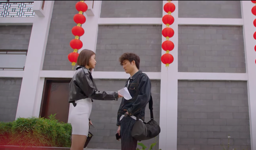 Linh (Trình Mỹ Duyên) đưa ra bằng chứng Ly (Thùy Anh) ứng một năm tiền lương. Ảnh: CMH.