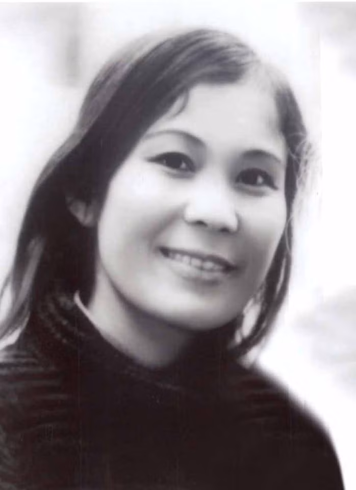 Lâm Thị Mỹ Dạ bắt đầu nổi tiếng từ năm 1971, sau khi đoạt giải Nhất cuộc thi thơ báo Văn nghệ với bài Khoảng trời, hố bom.