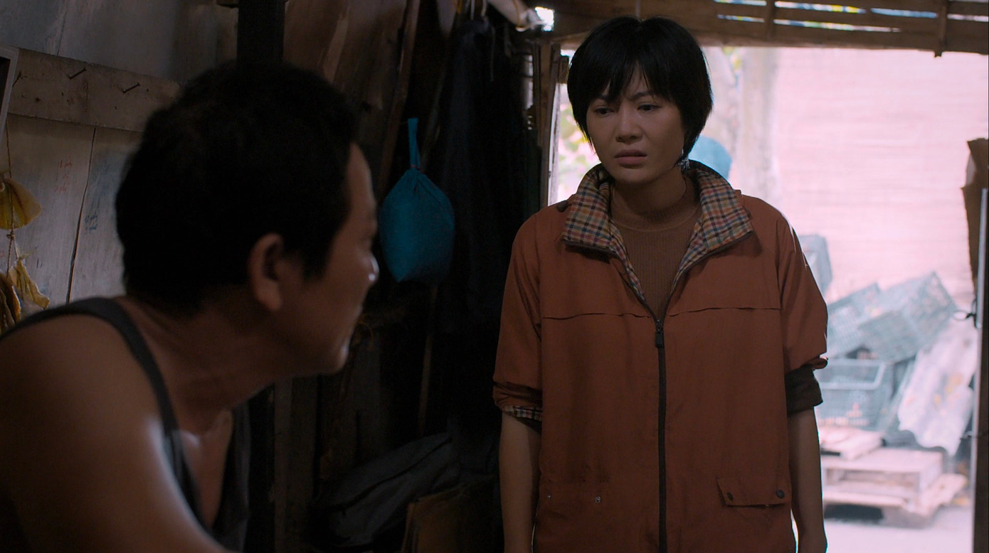 Thanh Hương trong vai Luyến - người lao động chân tay nơi xóm chợ. Ảnh:VFC.