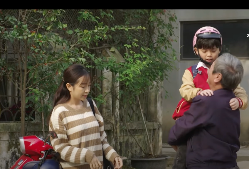 Cá Heo hỏi thăm sức khỏe của ông Công (NSND Quốc Trị). Ảnh: CMH. Cá Heo hỏi thăm sức khỏe của ông Công (NSND Quốc Trị). Ảnh: CMH.