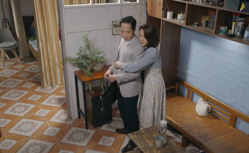 Hồng (Việt Hoa) níu kéo Đạt (Mạnh Hưng). Ảnh: CMH. Hồng (Việt Hoa) níu kéo Đạt (Mạnh Hưng). Ảnh: CMH.