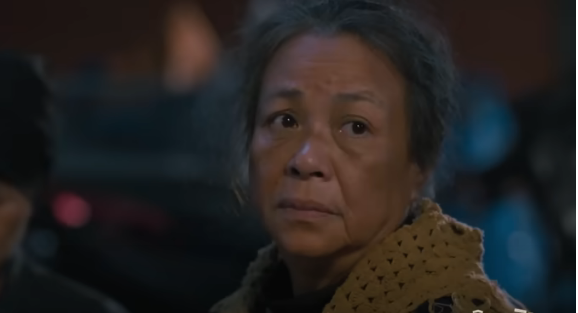 Bà Tình (NSƯT Thanh Quý) vẫn muốn ở cùng Luyến (Thanh Hương) không nỡ rời đi. Bà Tình (NSƯT Thanh Quý) vẫn muốn ở cùng Luyến (Thanh Hương) không nỡ rời đi.