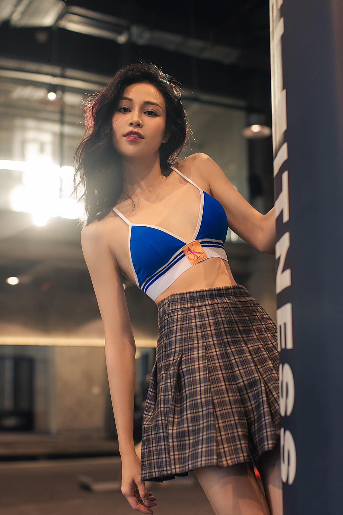 Nhân vật của Quỳnh Châu bị Vương kiểm soát, thao túng, thậm chí đánh đập khi anh ta không hài lòng. Quỳnh Châu nói vui rằng mỗi khi đến trường quay việc đầu tiên cô làm là hỏi hôm nay có cảnh nào bị đánh không. "Tôi phải giữ nguyên mạch cảm xúc cả khi bị đánh đau. Mỗi phân cảnh cần quay đi quay lại nhiều lần do đổi nhiều góc máy, do vậy để có cảnh quay chân thật nhất diễn viên không tránh được những vết bầm tím".