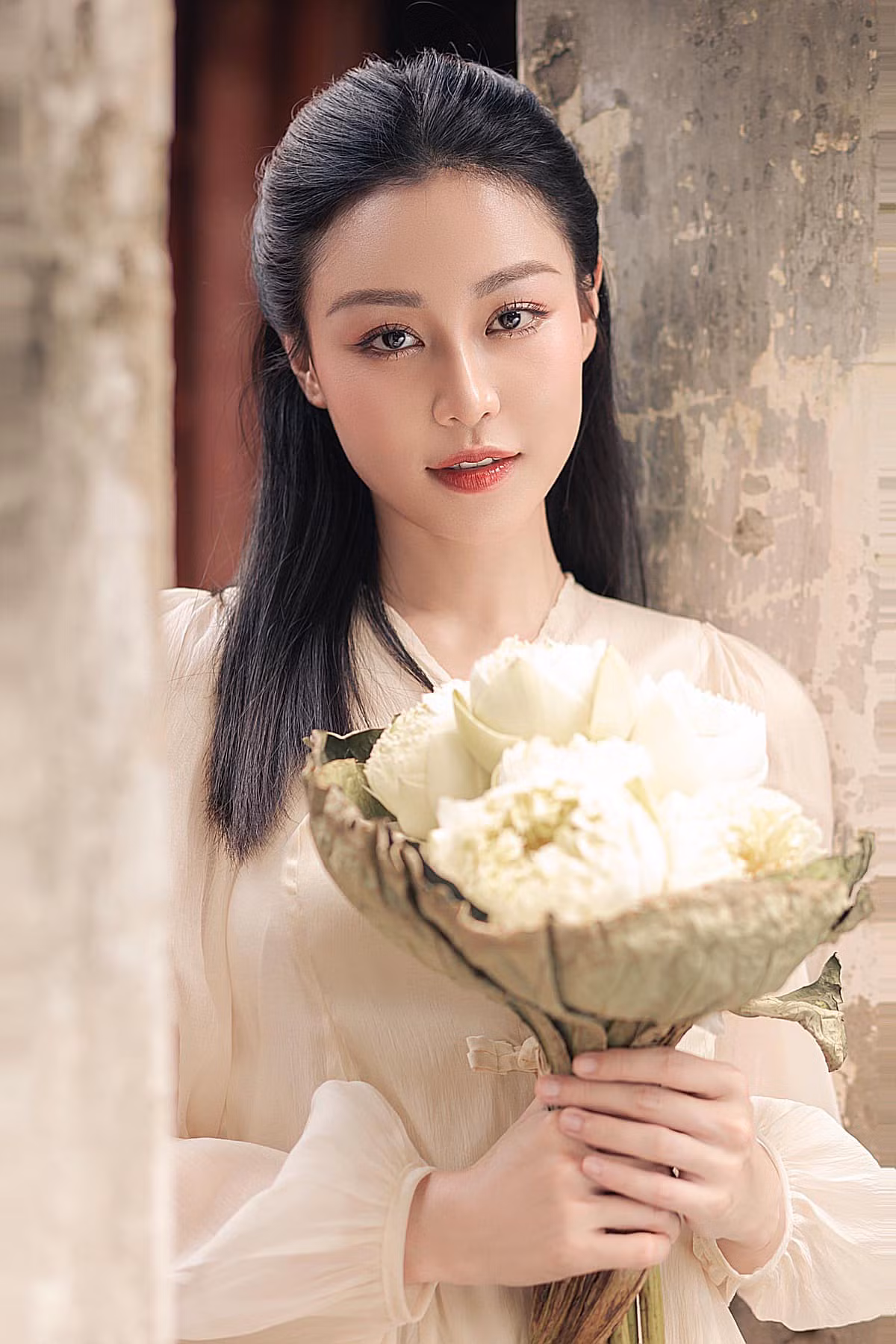Quỳnh Châu sinh năm 1998, quê Hưng Yên. Cô tốt nghiệp chuyên ngành diễn viên Đại học Sân khấu - Điện ảnh Hà Nội nhưng chủ yếu hoạt động ở sân khấu kịch.