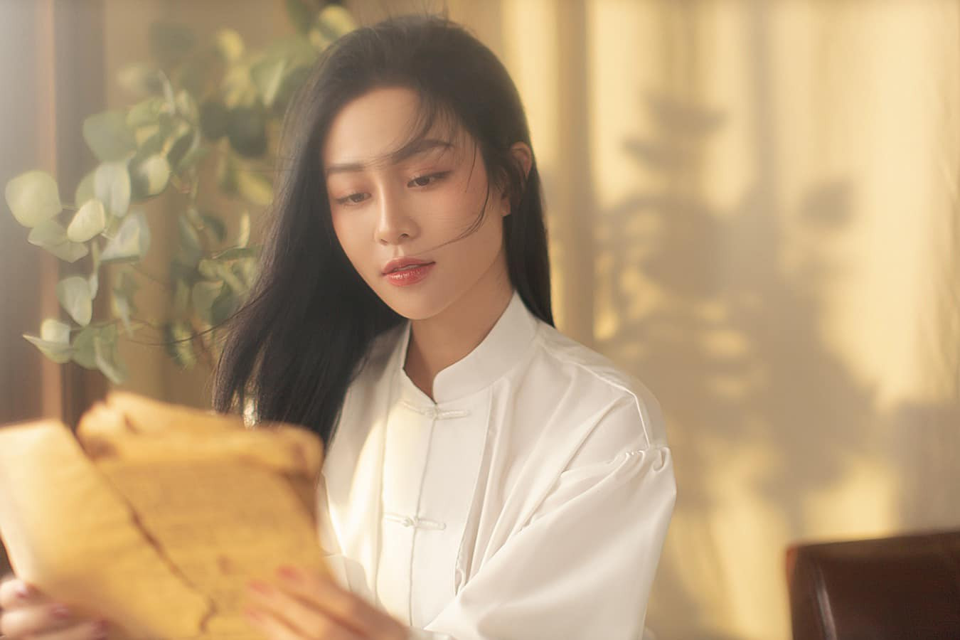 Quỳnh Châu từng tham gia hoạt động tại CLB Sân khấu Thử nghiệm (hội Nghệ sĩ Sân khấu Việt Nam) và đạt huy chương bạc tại Liên hoan Kịch nói toàn quốc 2021 (vai Thái hậu Dương Vân Nga lúc trẻ trong vở kịch Lau trắng). Quỳnh Châu đang là diễn viên của Nhà hát Kịch Hà Nội.