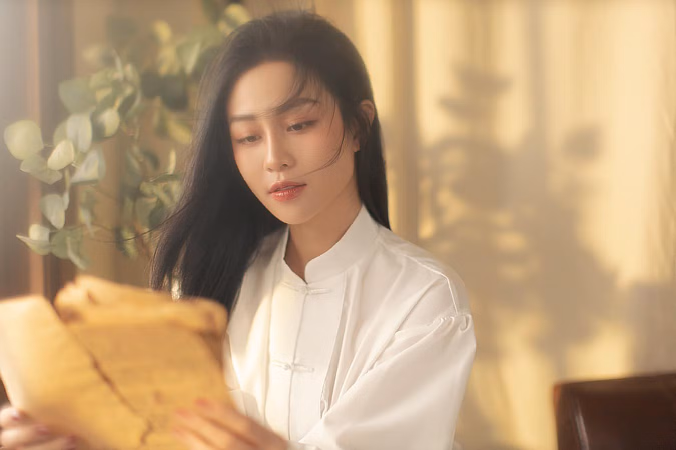 Quỳnh Châu từng tham gia hoạt động tại CLB Sân khấu Thử nghiệm (hội Nghệ sĩ Sân khấu Việt Nam) và đạt huy chương bạc tại Liên hoan Kịch nói toàn quốc 2021 (vai Thái hậu Dương Vân Nga lúc trẻ trong vở kịch Lau trắng). Quỳnh Châu đang là diễn viên của Nhà hát Kịch Hà Nội.