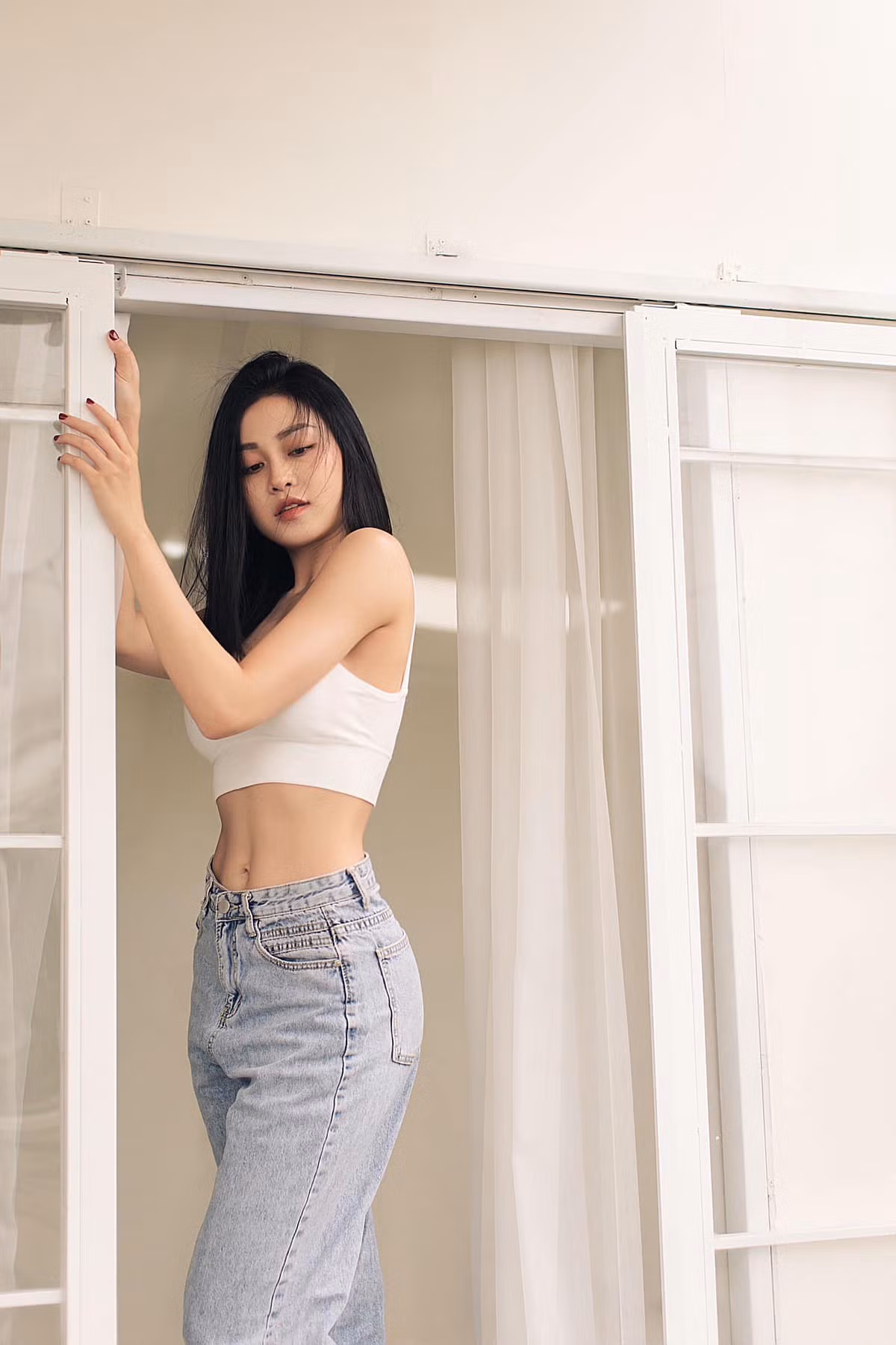Cô gây ấn tượng với vai con nghiện tên Tuyết trong bộ phim Biệt dược đen. Tuyết dính vào mối quan hệ tay ba với Vương (Tuấn Anh) - thủ lĩnh nhóm City boy và Tiến (Trương Hoàng) - cậu ấm gia đình kinh doanh thuốc và thiết bị y tế. Tuyết trở thành nghi phạm trong vụ án sát hại Vương.