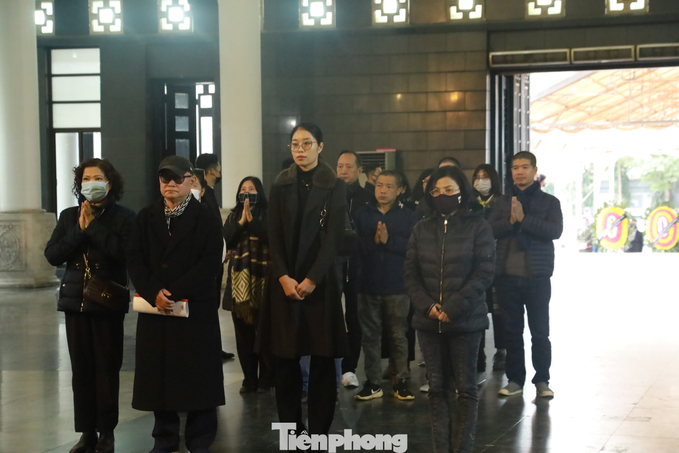 Nhà văn Ngô Thảo (thứ hai từ trái qua), cùng các nghệ sĩ, đồng nghiệp, hậu bối lần lượt tiễn biệt NSND Doãn Hoàng Giang. Ảnh: TRỌNG TÀI.