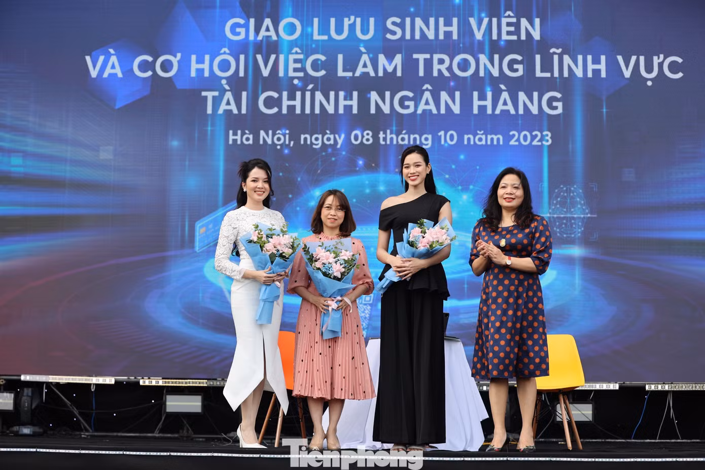 Bà Trần Thị Thu Huyền (phải) - Phó Trưởng Ban tổ chức Ngày thẻ Việt Nam 2023 - Sóng Festival tặng hoa cảm ơn các khách mời.