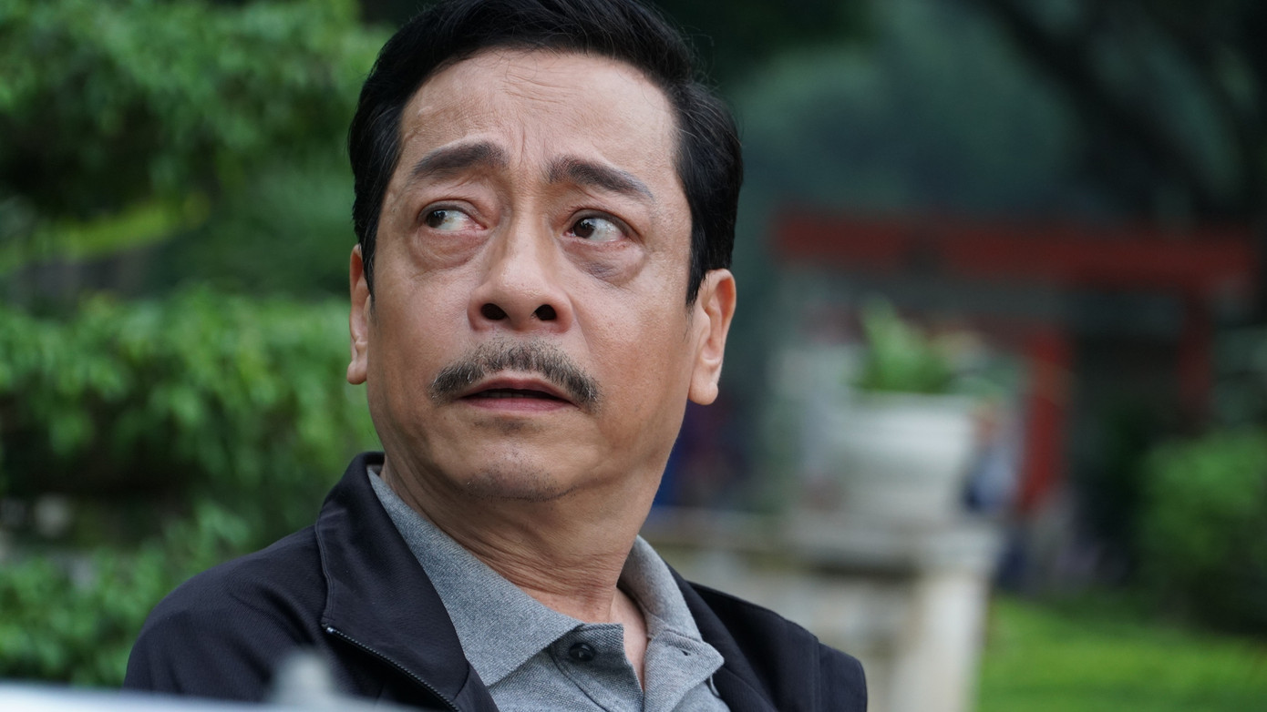 Ông Phương (NSND Hoàng Dũng) dành mọi yêu thương và kỳ vọng cho hai đứa con, nhưng lại vô tình tạo nên những áp lực. Ông Phương (NSND Hoàng Dũng) dành mọi yêu thương và kỳ vọng cho hai đứa con, nhưng lại vô tình tạo nên những áp lực.