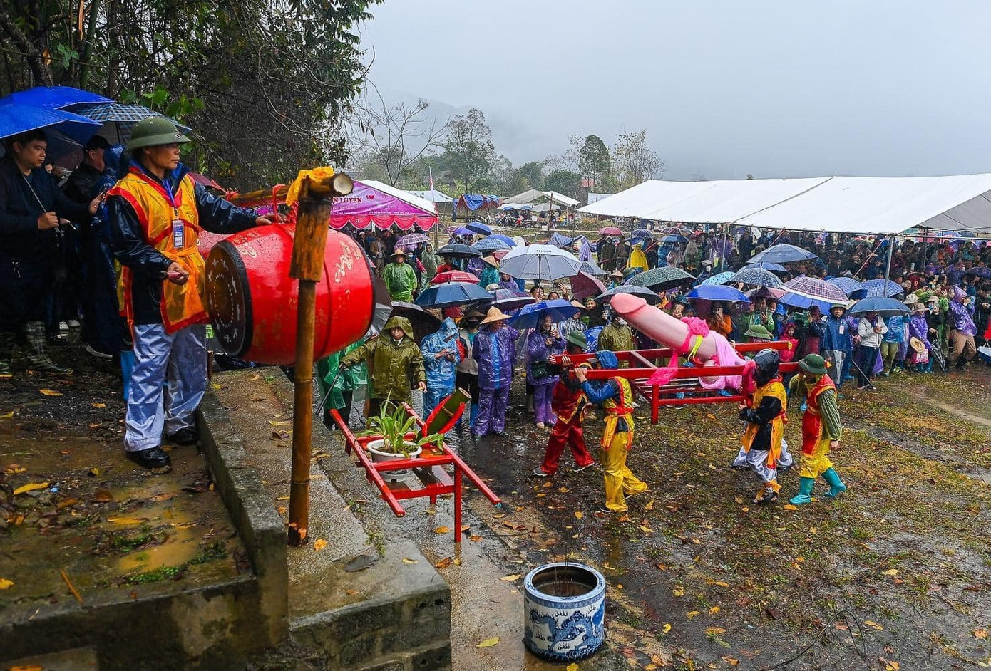 Nghi thức rước tàng thing cầu may mắn, bình an trong lễ hội xuân Ná Nhèm, xã Trấn Yên, huyện Bắc Sơn, Lạng Sơn. Ảnh: MXH.