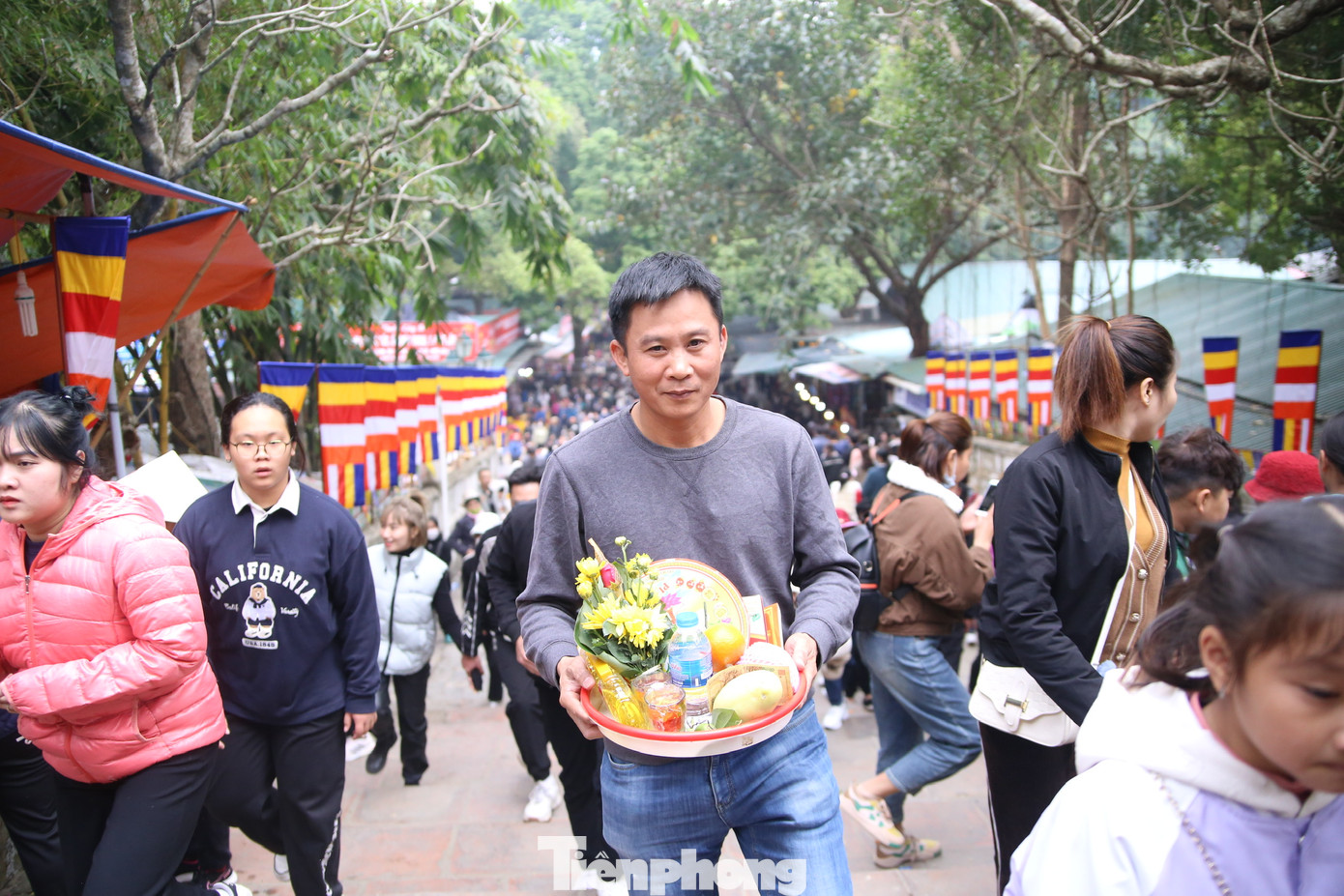 Nhiều du khách cho rằng việc sử dụng vé điện tử là phù hợp với xu thế hiện đại. Việc phát hành vé điện tử góp phần giảm thiểu lượng rác thải từ vé giấy. Ảnh: GIA LINH.