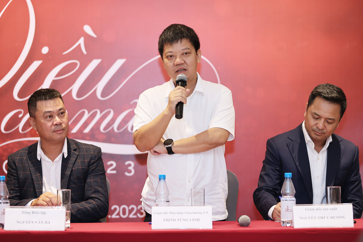 Điều còn mãi 2023 lần đầu mời nhạc sĩ Trần Mạnh Hùng là Giám đốc âm nhạc, bên cạnh các thành viên gắn bó nhiều năm như Giám đốc Dàn nhạc Giao hưởng Việt Nam Trịnh Tùng Linh (giữa). Điều còn mãi 2023 lần đầu mời nhạc sĩ Trần Mạnh Hùng là Giám đốc âm nhạc, bên cạnh các thành viên gắn bó nhiều năm như Giám đốc Dàn nhạc Giao hưởng Việt Nam Trịnh Tùng Linh (giữa).