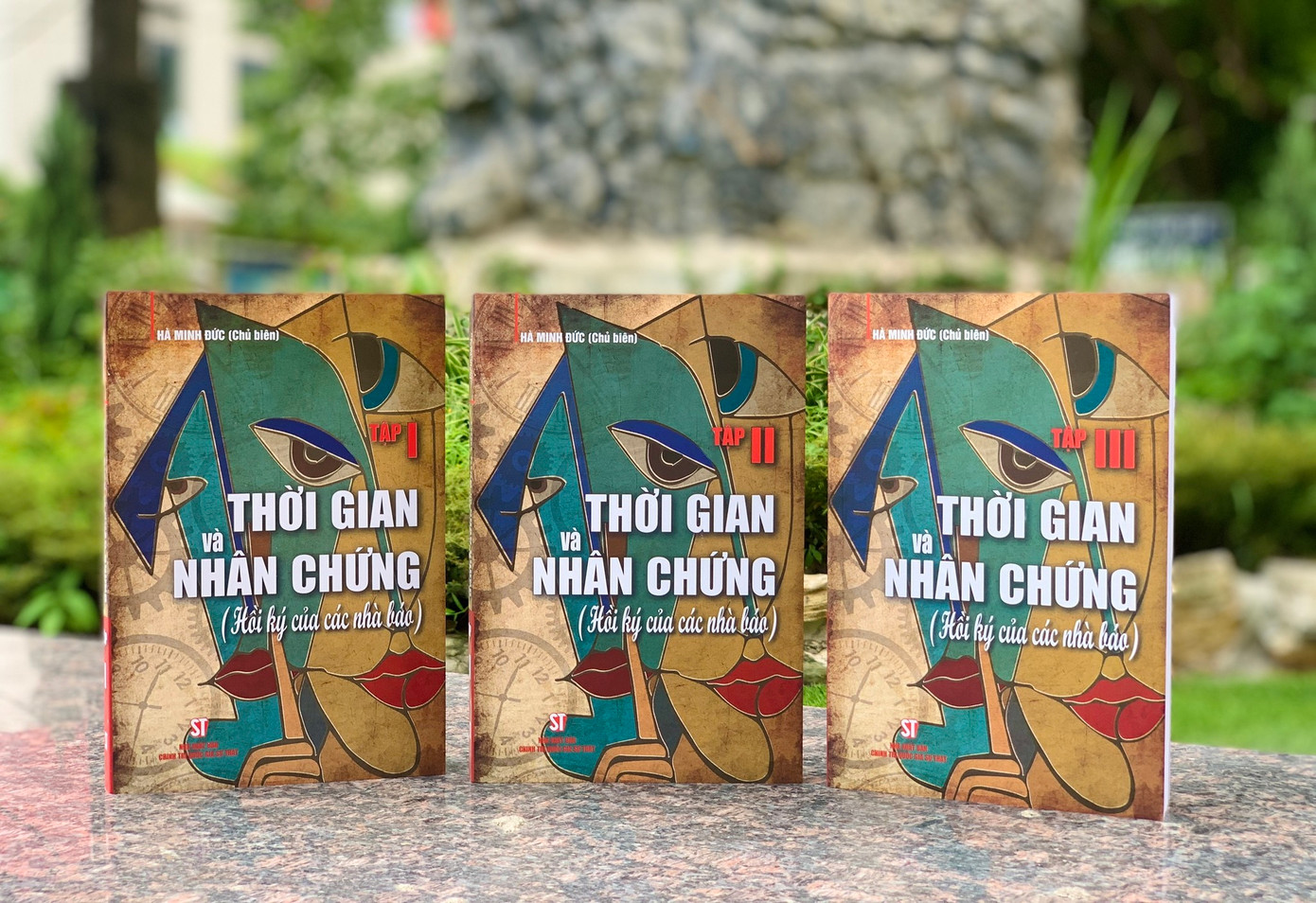 Bộ sách Thời gian và nhân chứng khắc hoạ chân dung của 43 nhà báo lão thành, hoạt động trong thời kỳ từ trước Cách mạng Tháng Tám năm 1945. Bộ sách Thời gian và nhân chứng khắc hoạ chân dung của 43 nhà báo lão thành, hoạt động trong thời kỳ từ trước Cách mạng Tháng Tám năm 1945.