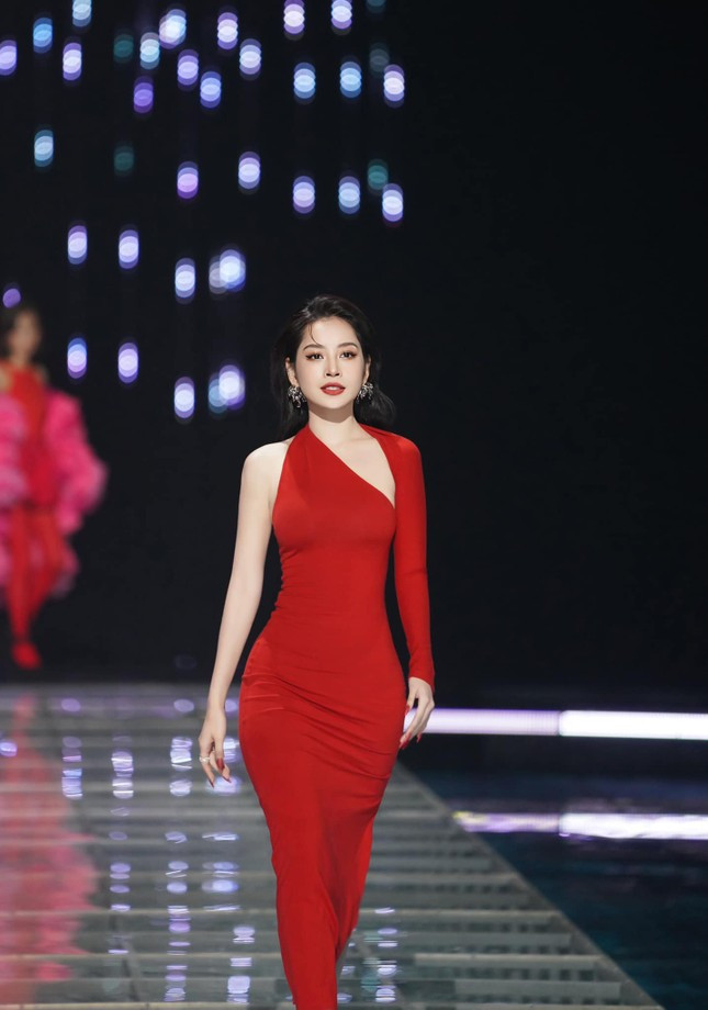 Những trang phục ấn tượng của Chi Pu mang đến Đạp gió 2023 do các nhà thiết kế Việt Nam thực hiện.