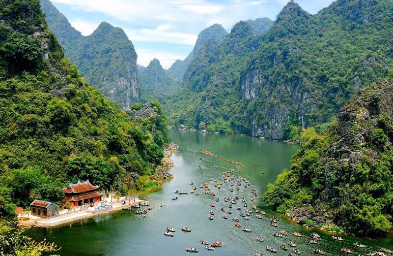 Lễ khai mạc Festival Ninh Bình - Tràng An lần thứ II được dàn dựng công phu như một vở diễn thực cảnh trên nền sông nước Tràng An.