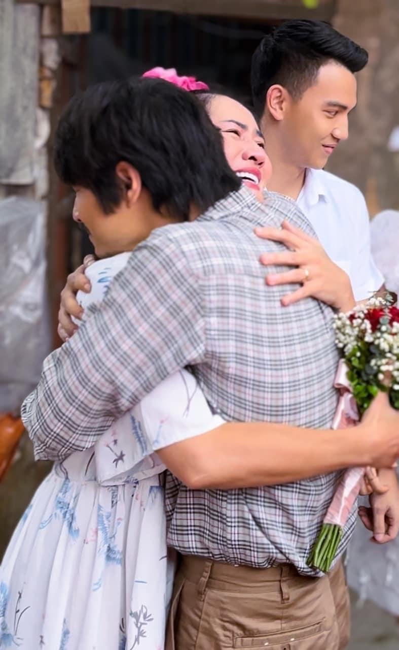 Minh Cúc (vai Bình) chia sẻ những bức ảnh hậu trường của phim Cuộc đời vẫn đẹp sao. Minh Cúc (vai Bình) chia sẻ những bức ảnh hậu trường của phim Cuộc đời vẫn đẹp sao.