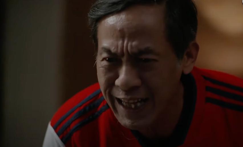 Thắng độ, ông Toại (NSND Bùi Bài Bình) trêu tức ba cậu con trai. Ảnh: CMH. Thắng độ, ông Toại (NSND Bùi Bài Bình) trêu tức ba cậu con trai. Ảnh: CMH.