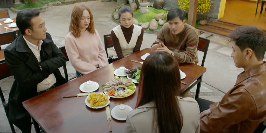 Công đưa ra giải pháp gọi điện cho người yêu cũ của Danh. Ảnh: CMH. Công đưa ra giải pháp gọi điện cho người yêu cũ của Danh. Ảnh: CMH.